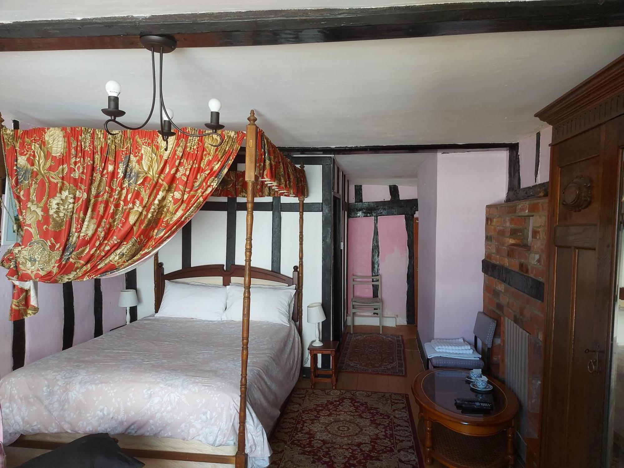 The Swan Inn Харуич Екстериор снимка