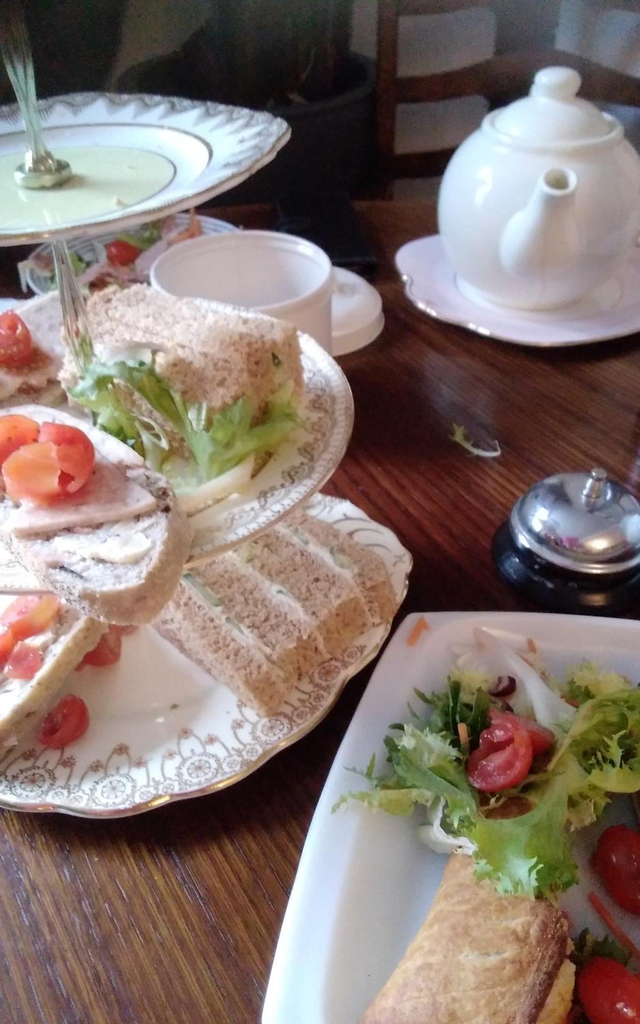The Swan Inn Харуич Екстериор снимка